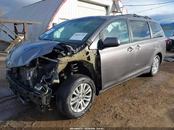 5TDYZ3DC3HS893076 2017 TOYOTA SIENNA - Image 2