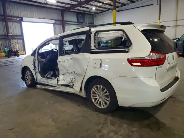 5TDYZ3DC3HS893904 2017 TOYOTA SIENNA - Image 2
