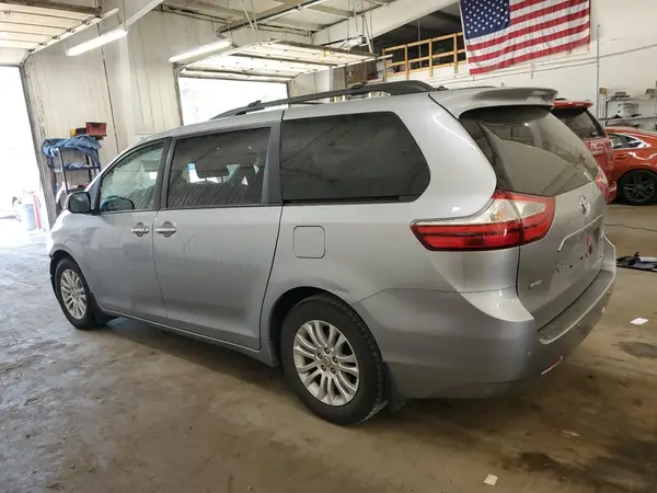 5TDYZ3DC3HS893952 2017 TOYOTA SIENNA - Image 2