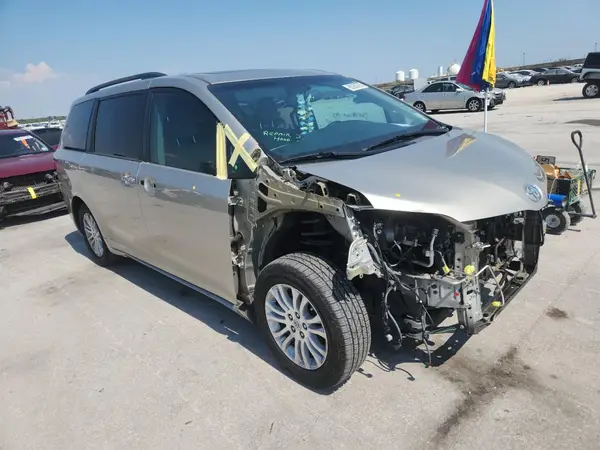 2017 TOYOTA SIENNA COPART lot 80259785 auction photo 4