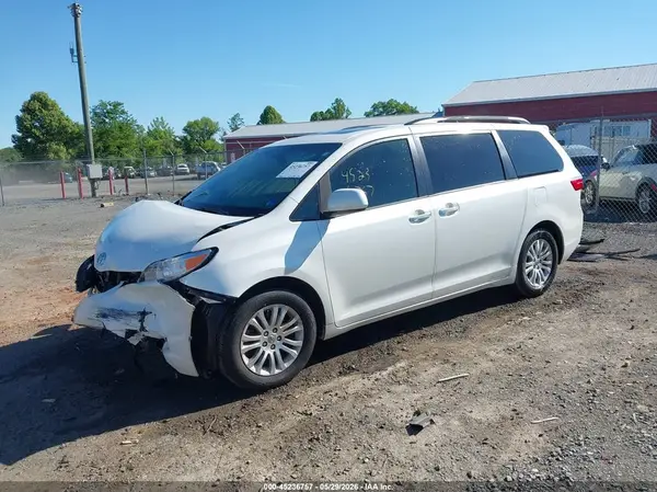 5TDYZ3DC3HS898438 2017 TOYOTA SIENNA - Image 2