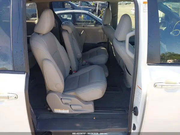 5TDYZ3DC3HS898438 2017 TOYOTA SIENNA - Image 8