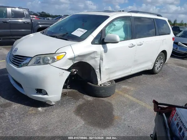 5TDYZ3DC3HS899086 2017 TOYOTA SIENNA - Image 2