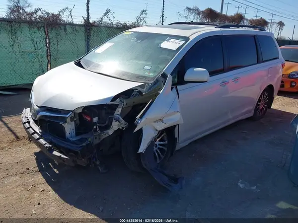5TDYZ3DC3JS905104 2018 TOYOTA SIENNA - Image 2