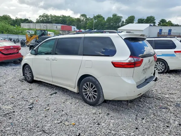 5TDYZ3DC3JS910058 2018 TOYOTA SIENNA - Image 2