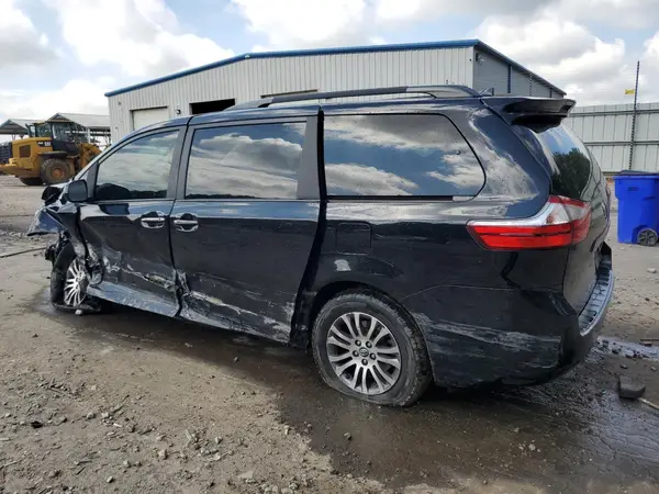 5TDYZ3DC3JS910156 2018 TOYOTA SIENNA - Image 2