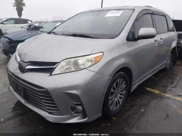 5TDYZ3DC3JS911095 2018 TOYOTA SIENNA - Image 2