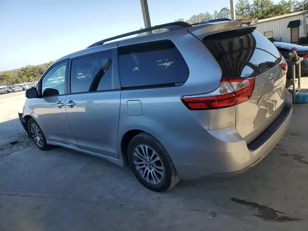 5TDYZ3DC3JS912845 2018 TOYOTA SIENNA - Image 2