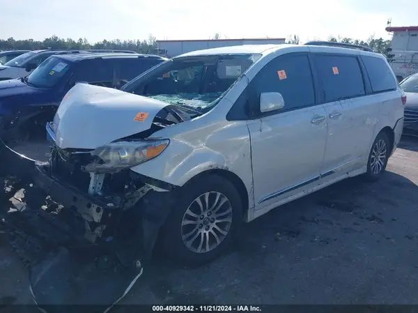 5TDYZ3DC3JS913624 2018 TOYOTA SIENNA - Image 2