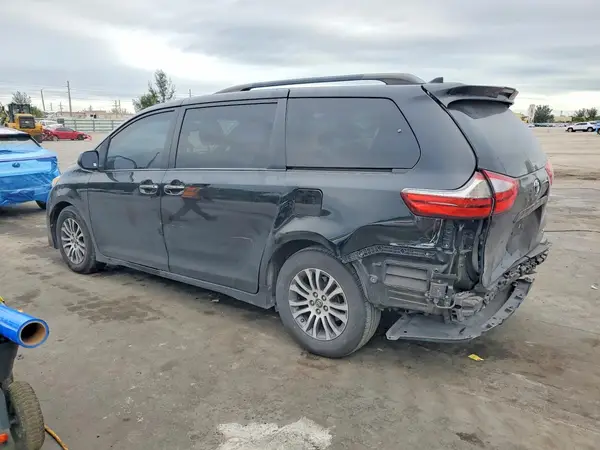 5TDYZ3DC3JS918242 2018 TOYOTA SIENNA - Image 2