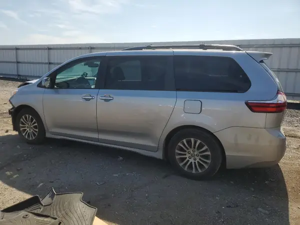 5TDYZ3DC3JS918449 2018 TOYOTA SIENNA - Image 2