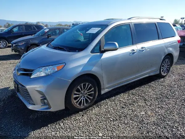 5TDYZ3DC3JS919410 2018 TOYOTA SIENNA - Image 2