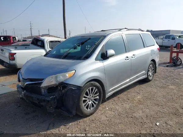 5TDYZ3DC3JS919973 2018 TOYOTA SIENNA - Image 2