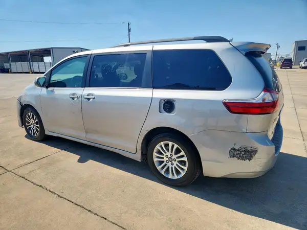 5TDYZ3DC3JS920329 2018 TOYOTA SIENNA - Image 2