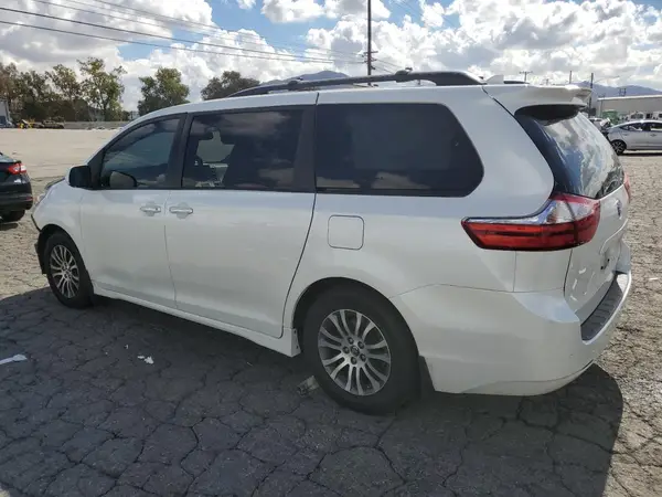 5TDYZ3DC3JS925711 2018 TOYOTA SIENNA - Image 2