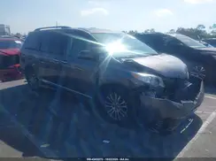 5TDYZ3DC3JS932304 2018 TOYOTA SIENNA