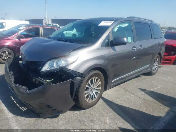 5TDYZ3DC3JS932304 2018 TOYOTA SIENNA - Image 2
