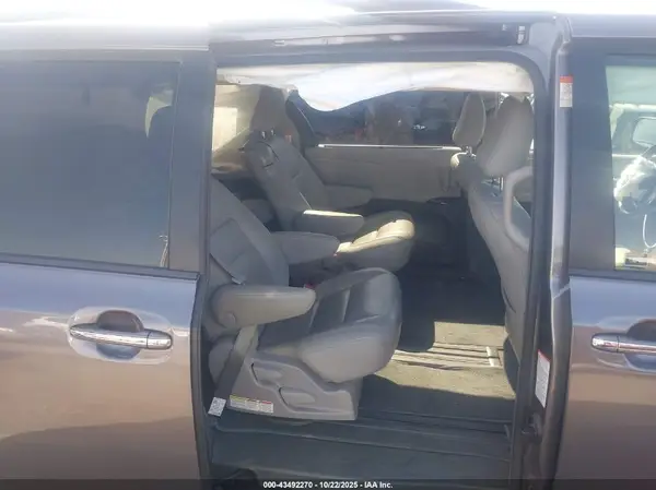 5TDYZ3DC3JS932304 2018 TOYOTA SIENNA - Image 8