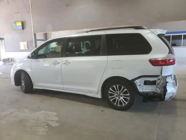 5TDYZ3DC3JS933081 2018 TOYOTA SIENNA - Image 2