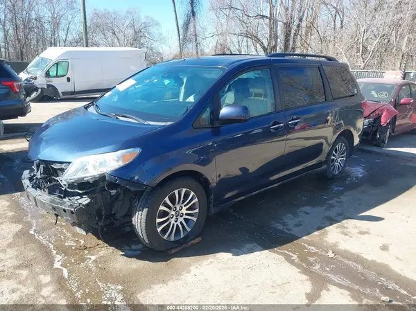 5TDYZ3DC3JS933923 2018 TOYOTA SIENNA - Image 2