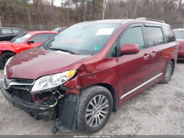 5TDYZ3DC3JS940970 2018 TOYOTA SIENNA - Image 2