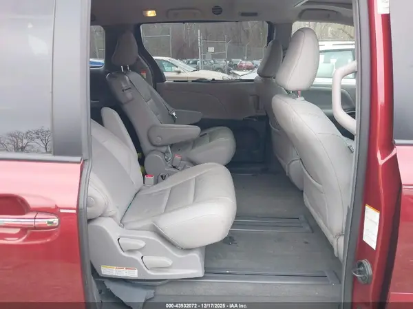 5TDYZ3DC3JS940970 2018 TOYOTA SIENNA - Image 8
