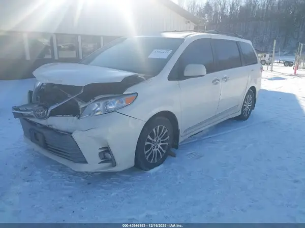 5TDYZ3DC3JS941908 2018 TOYOTA SIENNA - Image 2