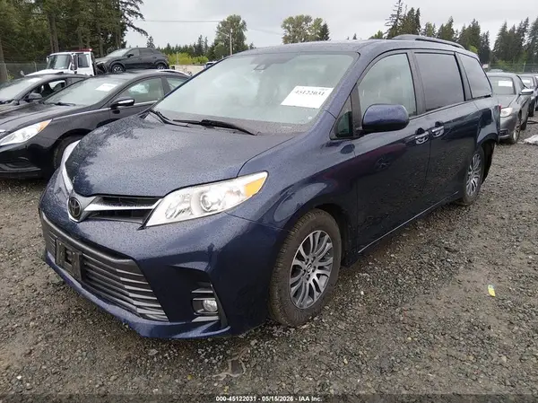 5TDYZ3DC3JS942704 2018 TOYOTA SIENNA - Image 2
