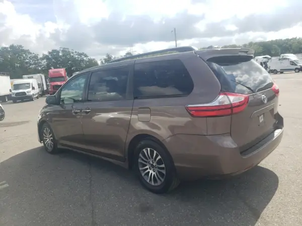 5TDYZ3DC3JS944887 2018 TOYOTA SIENNA - Image 2