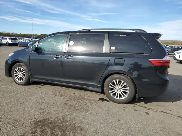 5TDYZ3DC3JS945828 2018 TOYOTA SIENNA - Image 2