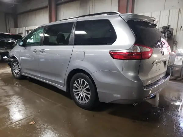 5TDYZ3DC3JS946347 2018 TOYOTA SIENNA - Image 2