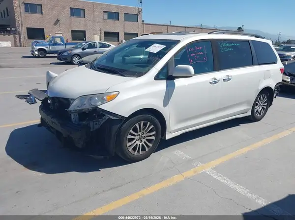 5TDYZ3DC3JS949247 2018 TOYOTA SIENNA - Image 2