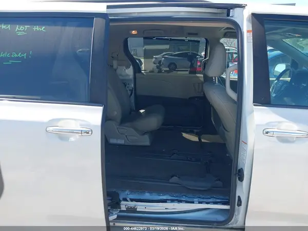 5TDYZ3DC3JS949247 2018 TOYOTA SIENNA - Image 8