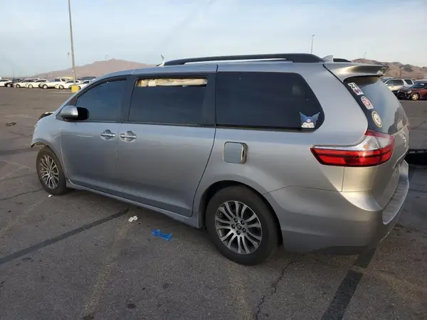 5TDYZ3DC3JS952360 2018 TOYOTA SIENNA - Image 2