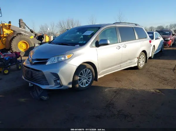 5TDYZ3DC3JS958031 2018 TOYOTA SIENNA - Image 2