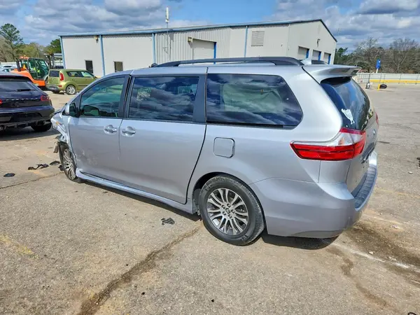 5TDYZ3DC3JS961768 2018 TOYOTA SIENNA - Image 2