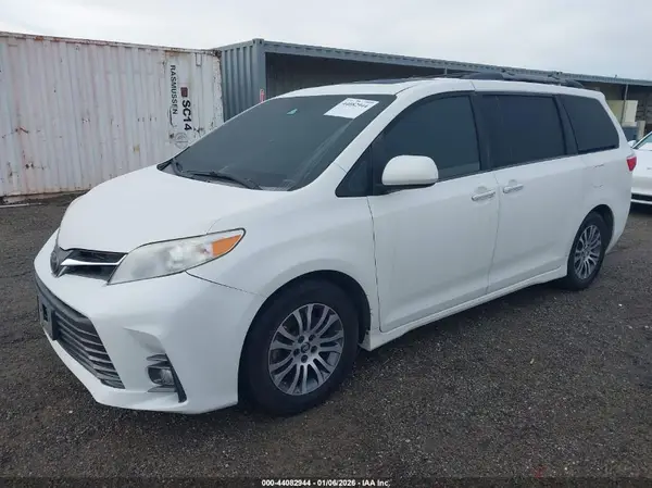 5TDYZ3DC3JS964850 2018 TOYOTA SIENNA - Image 2