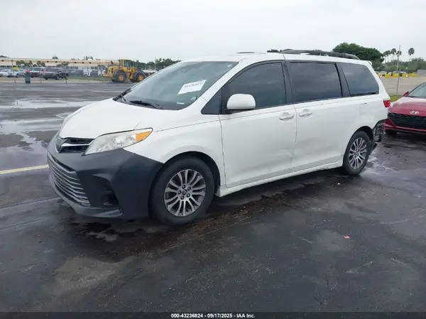 5TDYZ3DC3JS965061 2018 TOYOTA SIENNA - Image 2