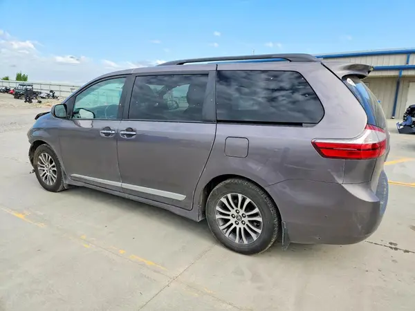 5TDYZ3DC3KS002064 2019 TOYOTA SIENNA - Image 2