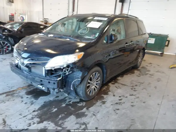 5TDYZ3DC3KS015767 2019 TOYOTA SIENNA - Image 2