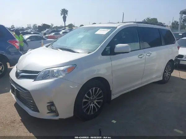 5TDYZ3DC3KS020483 2019 TOYOTA SIENNA - Image 2