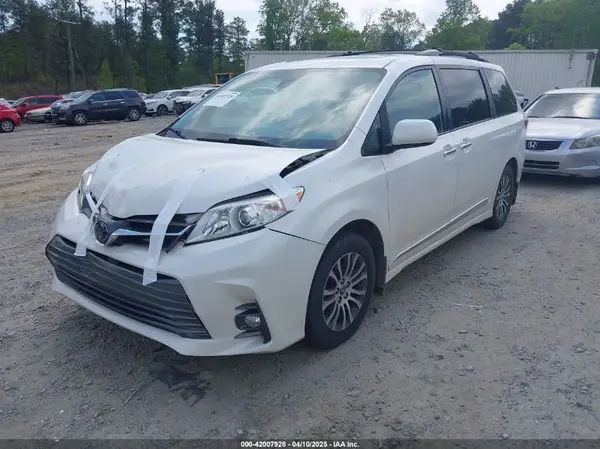 5TDYZ3DC3KS970200 2019 TOYOTA SIENNA - Image 2