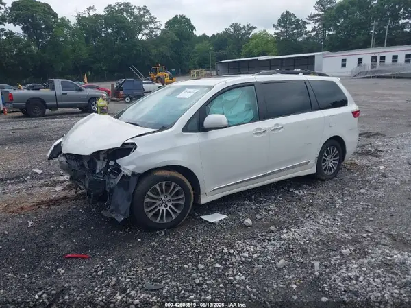 5TDYZ3DC3KS970276 2019 TOYOTA SIENNA - Image 2