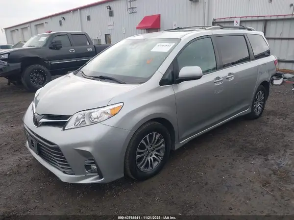 5TDYZ3DC3KS970830 2019 TOYOTA SIENNA - Image 2
