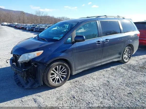 5TDYZ3DC3KS978197 2019 TOYOTA SIENNA - Image 2