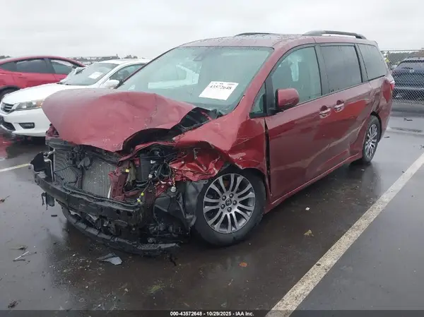 5TDYZ3DC3KS999695 2019 TOYOTA SIENNA - Image 2