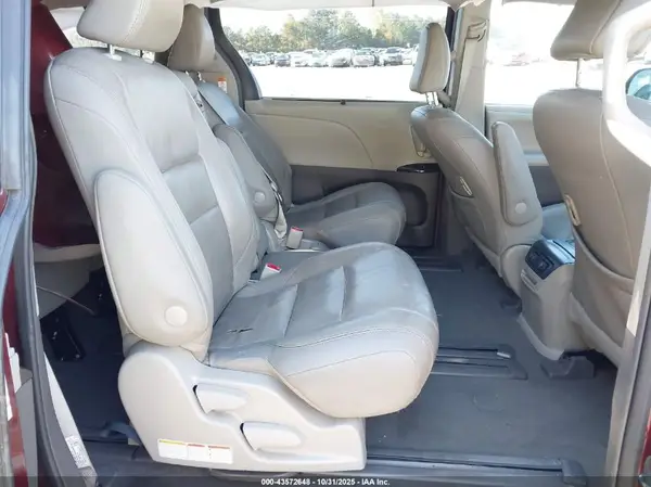 5TDYZ3DC3KS999695 2019 TOYOTA SIENNA - Image 8