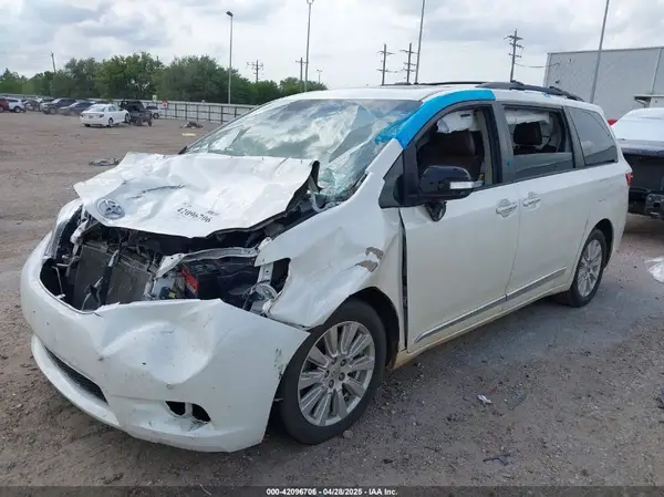 5TDYZ3DC4HS776316 2017 TOYOTA SIENNA - Image 2