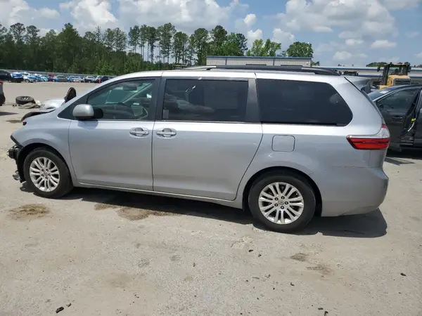 5TDYZ3DC4HS777756 2017 TOYOTA SIENNA - Image 2