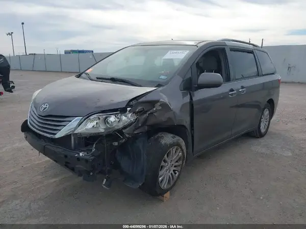 5TDYZ3DC4HS780091 2017 TOYOTA SIENNA - Image 2